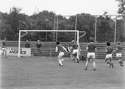 841736 Afbeelding van een voetbalwedstrijd met medewerkers van de provincie Utrecht tijdens een (inter-)provinciale ...